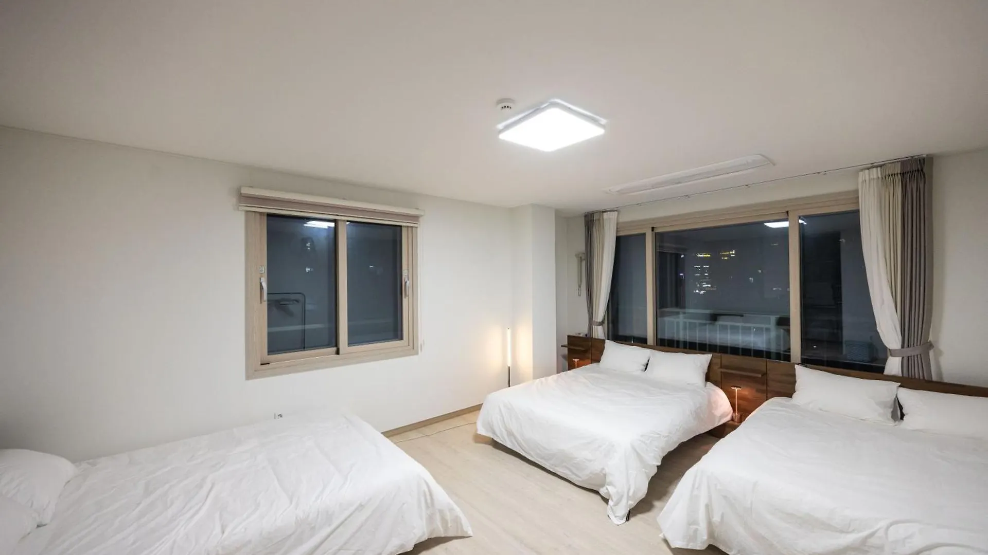Stay Dear Moon Busan 0*,